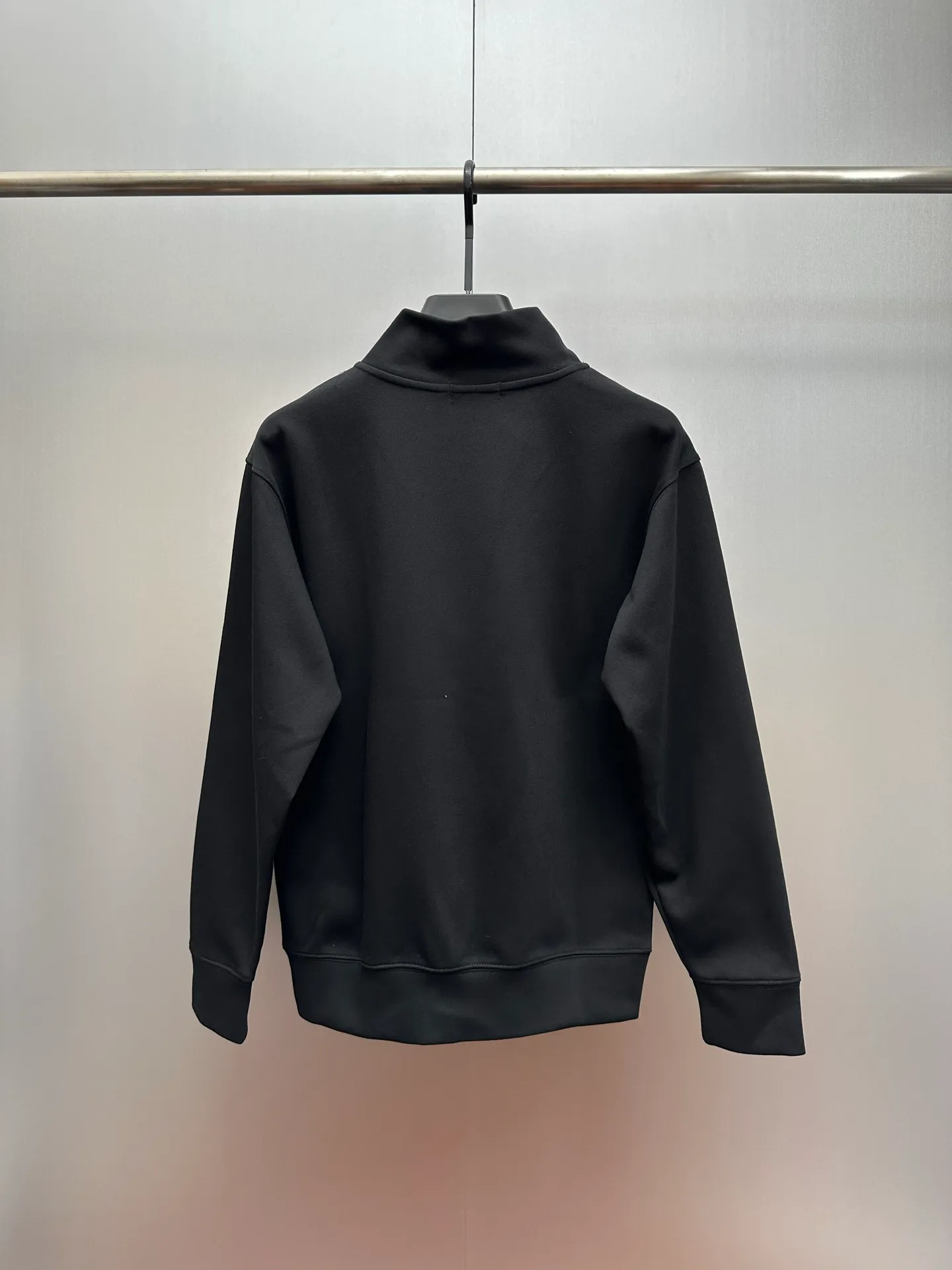 P250 Ralph Lauren/Ralph Lauren classic small logo embroidered turtleneck half-zip sweatshirt, simple and versatile ~ super delicate and soft, close to the body without being tied. Perfectly reflects the brand's sense of superiority. The cut is standard, comfortable to stretch, unrestricted in movement, and highly practical to wear. Classic and simple style, with pony embroidery pattern on the chest, imported machines, three-dimensional and full. Original Polo brass zipper, three-dimensional windproof lapels, taking into account warmth and cool lines, full of coolness, half-open lazy mode. The fit is loose, whether worn alone or layered, you can wear different styles of fashion with just one piece. Color: black, white, gray, brown, navy. Size: S-xL